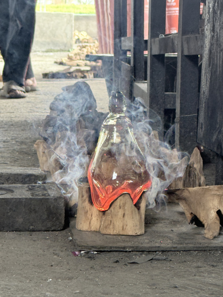 Handgeblazen glas wordt gevormd op natuurlijk hout