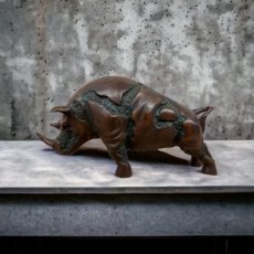 Neushoorn in brons