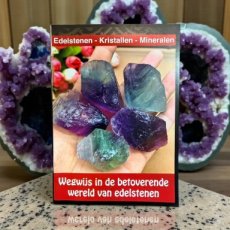 718 Boek : Wegwijs in de betoverende wereld van edelstenen