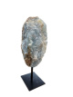 E066 Blauwe onyx op metalen voet – 20 cm