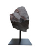 E150 Hematiet op metalen voet – 17 cm