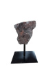 E169 Hematiet op metalen voet – 15.5 cm