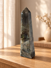 E767 Labradoriet Toren A+ – ca. 17 cm