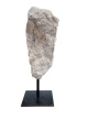 E824 Howlite sur socle métallique – 21 cm
