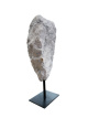 E824 Howlite sur socle métallique – 21 cm