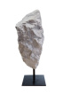 E824 Howlite sur socle métallique – 21 cm