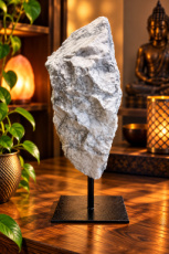E824 Howlite sur socle métallique – 21 cm