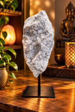 E829 Howlite on metal stand – 20.5 cm