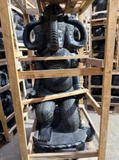 GA12 Driehoofdige Ganesha als Knielende Krijger 150cm