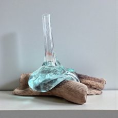 HAK02 Handgeblazen Glas op Teak Root Wood H 12cm