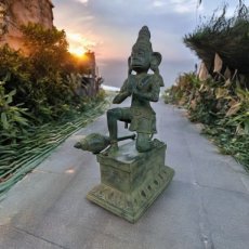 KR179 kneeling Hanuman with staff