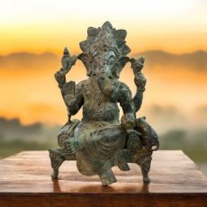 KR180 zittende Ganesha op een troon