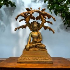 KR220 Boeddha zittend in meditatie onder de Bodhiboom