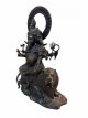 KR236 zittende, drie-koppige en acht-armige Ganesha, gezeten op een leeuw