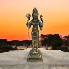 KR238 Staand beeld van Lord Shiva met een trisul