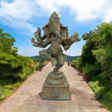 KR258 Ganesha met drie hoofden en zes armen