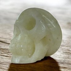 KR298 Kristallen Schedel - Groene Jade - 6 x 4.5 x 7 cm