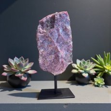 KR60 Rhodoniet op voet 17cm